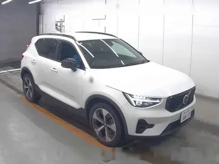 2023 VOLVO XC40