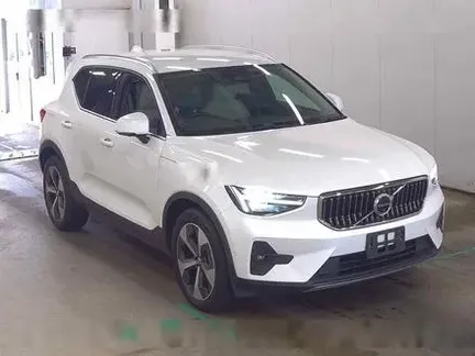 2023 VOLVO XC40