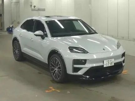 2025 PORSCHE MACAN