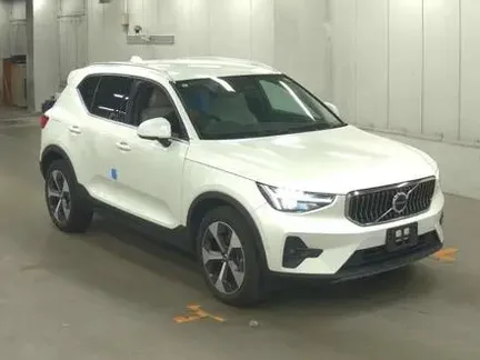 2023 VOLVO XC40