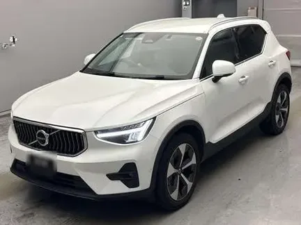 2023 VOLVO XC40