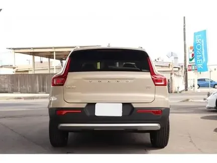 2025 VOLVO XC40