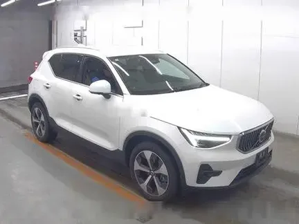 2023 VOLVO XC40